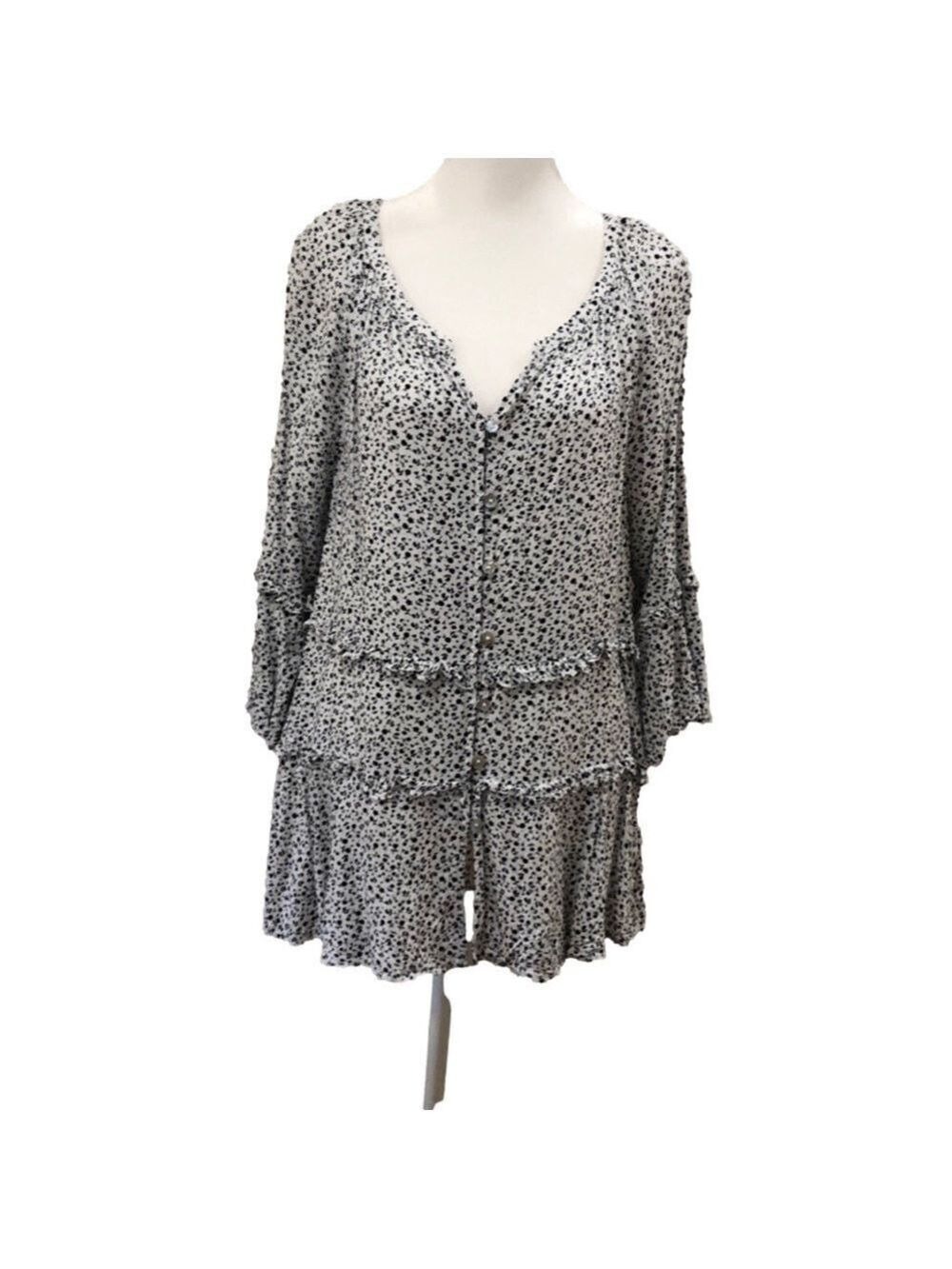 Beachlunchlounge tiered ruffled button front top with bell sleeves. Size M.